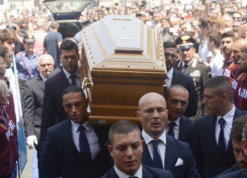 L’ultimo addio a Bud Spencer, folla commossa a Piazza del Popolo