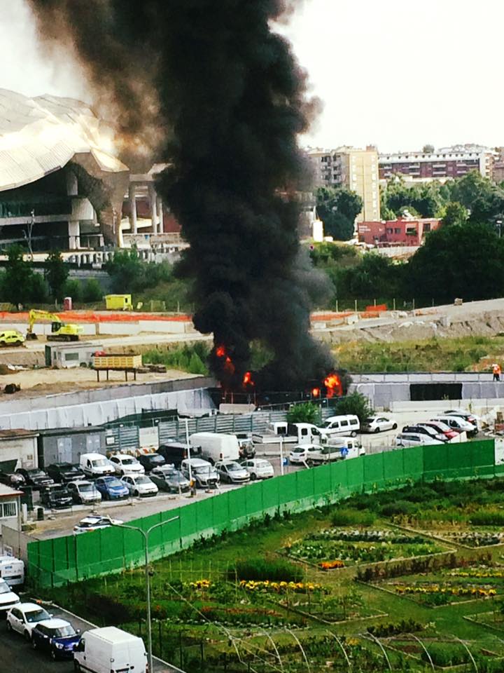 Incendio a CityLife, il fumo lambisce la torre Hadid. FOTO Incendio a CityLife, il fumo lambisce la torre Hadid. FOTO