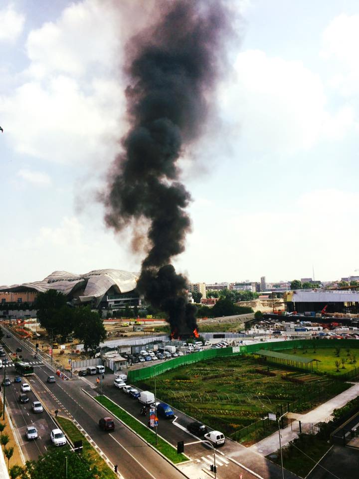 Incendio a CityLife, il fumo lambisce la torre Hadid. FOTO Incendio a CityLife, il fumo lambisce la torre Hadid. FOTO