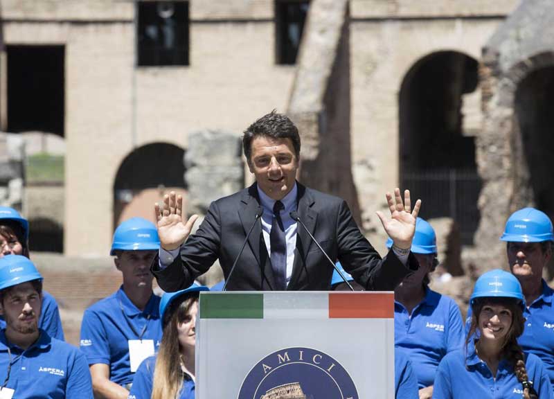 Renzi e Franceschini fanno la festa al Colosseo restaurato Renzi e Franceschini fanno la festa al Colosseo restaurato