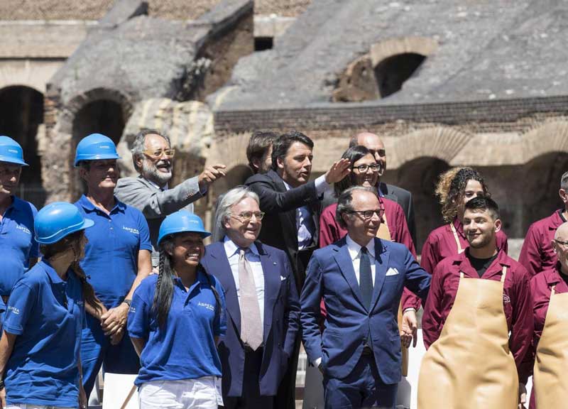 Renzi e Franceschini fanno la festa al Colosseo restaurato Renzi e Franceschini fanno la festa al Colosseo restaurato