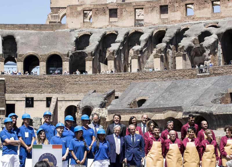 Renzi e Franceschini fanno la festa al Colosseo restaurato Renzi e Franceschini fanno la festa al Colosseo restaurato