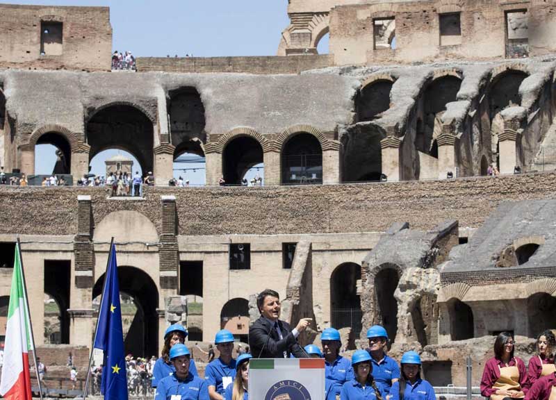 Renzi e Franceschini fanno la festa al Colosseo restaurato Renzi e Franceschini fanno la festa al Colosseo restaurato
