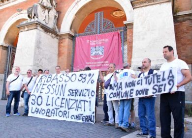Il lavoro finisce al cimitero. La Multiservizi protesta al Verano