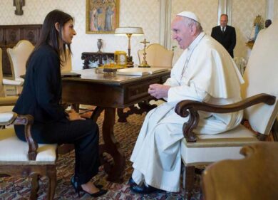 Virginia Raggi al suo primo viaggio all’estero. Colpita dal Papa