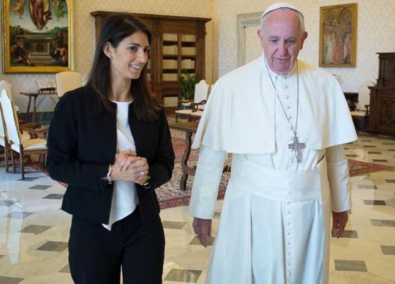 Virginia Raggi al suo primo viaggio all’estero. Colpita dal Papa