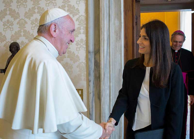 Virginia Raggi al suo primo viaggio all’estero. Colpita dal Papa