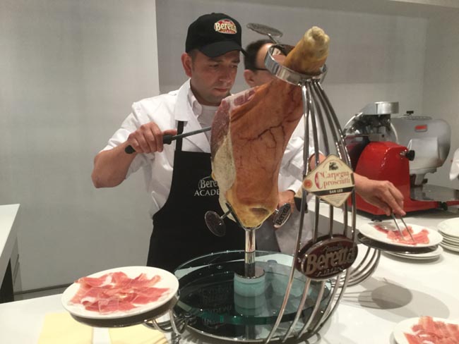 Dietro le quinte di Beretta: ecco come nasce il prosciutto di qualità