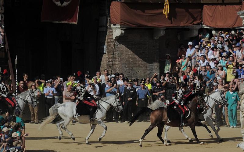 Palio Siena: vince la Lupa (all’ultima curva) dopo 27 anni Palio Siena: vince la Lupa (all’ultima curva) dopo 27 anni