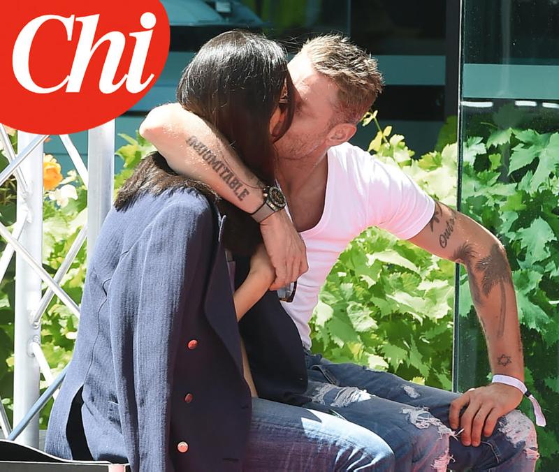 Lapo Elkann e Shermine: dolce vita e baci a Capri Lapo Elkann e Shermine: dolce vita e baci a Capri