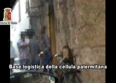 Migranti, maxi blitz anti trafficanti. Il video