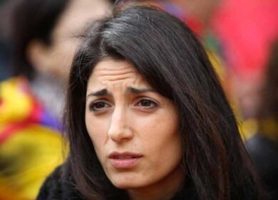 Raggi: smentite, dietro front, veti incrociati. Giunta in alto mare