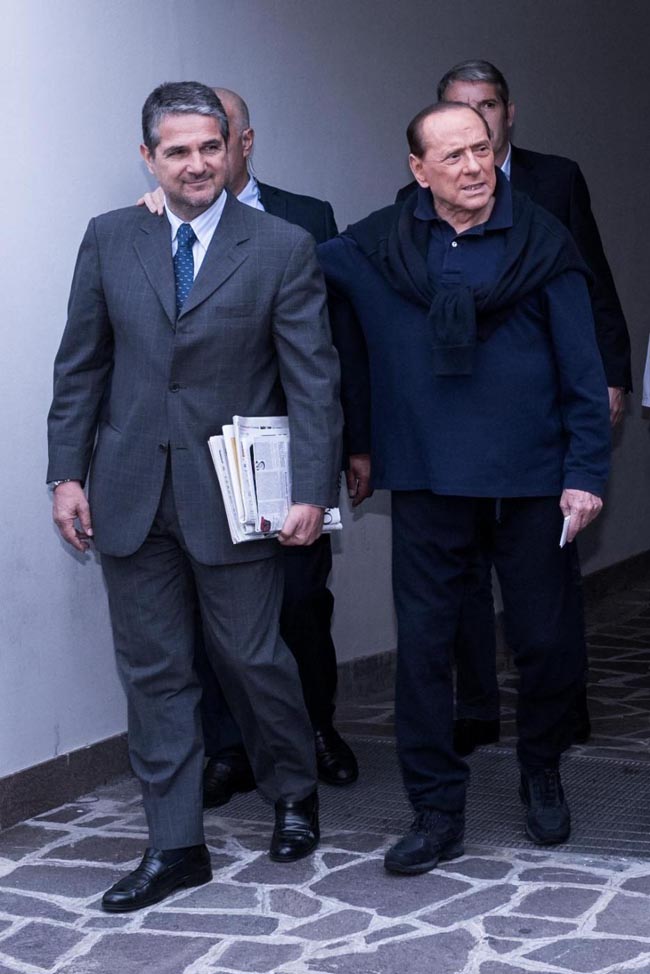 Berlusconi lascia l’ospedale: “Spero di essere ancora utile”