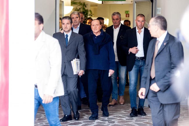 Berlusconi lascia l’ospedale: “Spero di essere ancora utile”
