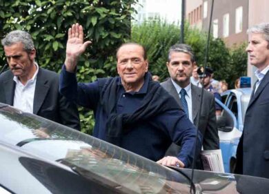 Berlusconi lascia l’ospedale: “Spero di essere ancora utile”