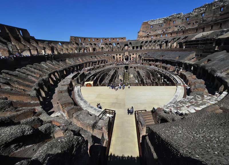 Da tutto il mondo fotografi in fila per il Colosseo restaurato