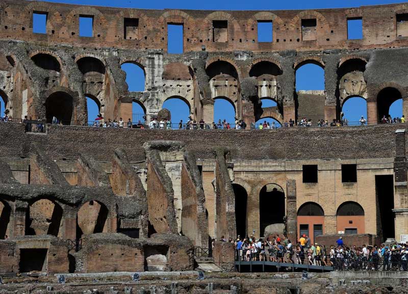 Da tutto il mondo fotografi in fila per il Colosseo restaurato