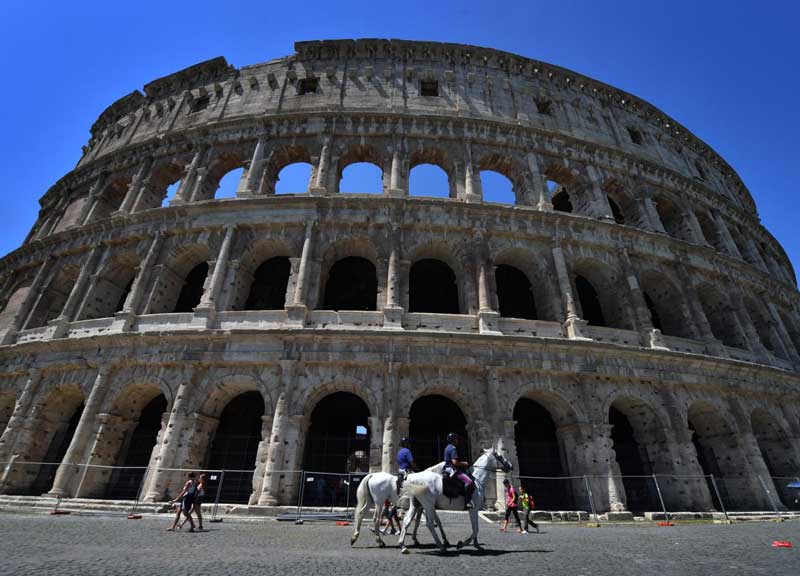 Da tutto il mondo fotografi in fila per il Colosseo restaurato