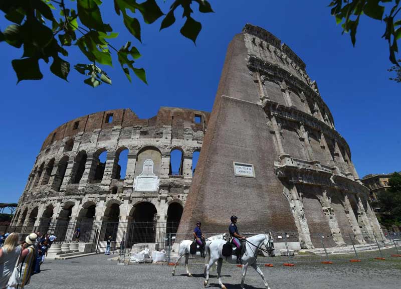 Da tutto il mondo fotografi in fila per il Colosseo restaurato