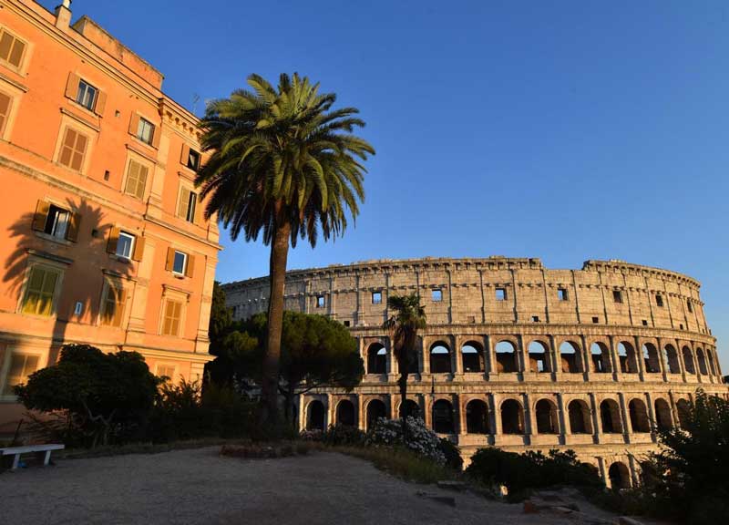 Da tutto il mondo fotografi in fila per il Colosseo restaurato