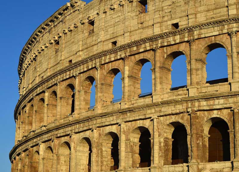 Da tutto il mondo fotografi in fila per il Colosseo restaurato