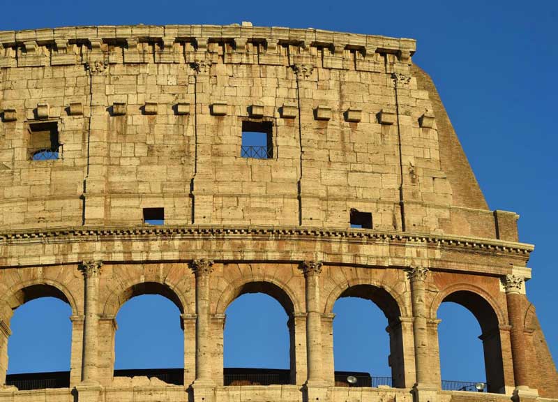 Da tutto il mondo fotografi in fila per il Colosseo restaurato