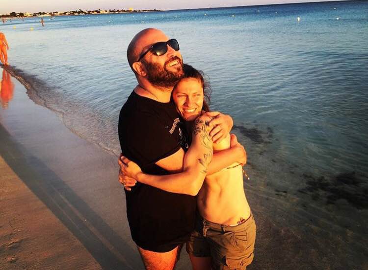 Giuliano Sangiorgi dei Negramaro ed Elisa, scatti social dal Salento