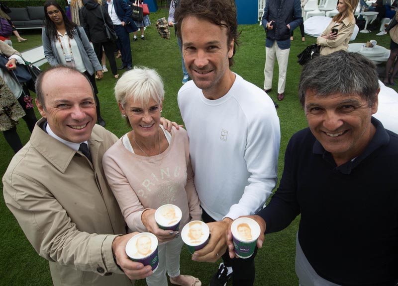 Lavazza a Wimbledon stampa selfie sulla schiuma del cappuccino Lavazza a Wimbledon stampa selfie sulla schiuma del cappuccino