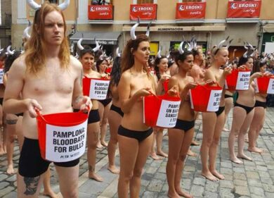 Corsa dei tori a Pamplona: La Veg Daniela Martani si copre di sangue