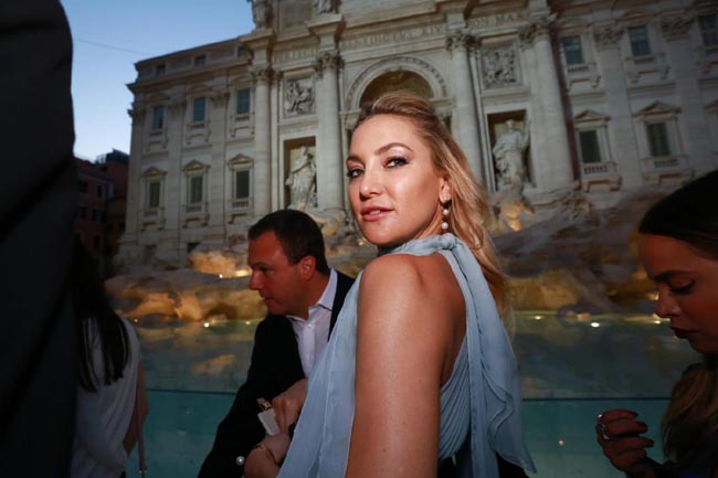 Fendi, i 90 anni alla Fontana di Trevi. Le modelle sfilano sull’acqua Fendi, i 90 anni alla Fontana di Trevi. Le modelle sfilano sull’acqua