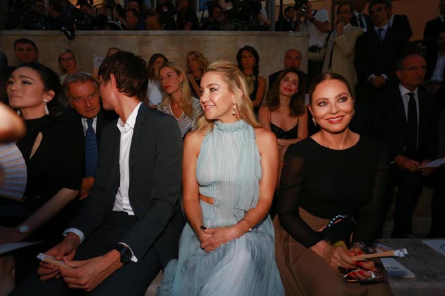 Fendi, i 90 anni alla Fontana di Trevi. Le modelle sfilano sull’acqua Fendi, i 90 anni alla Fontana di Trevi. Le modelle sfilano sull’acqua