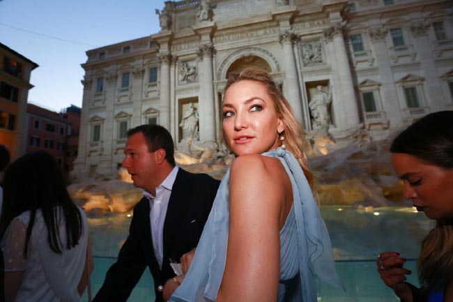Fendi, i 90 anni alla Fontana di Trevi. Le modelle sfilano sull’acqua Fendi, i 90 anni alla Fontana di Trevi. Le modelle sfilano sull’acqua