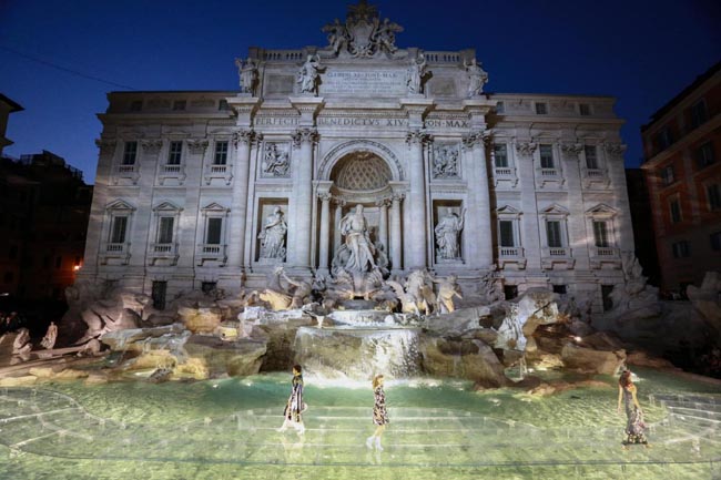 Fendi, i 90 anni alla Fontana di Trevi. Le modelle sfilano sull’acqua Fendi, i 90 anni alla Fontana di Trevi. Le modelle sfilano sull’acqua
