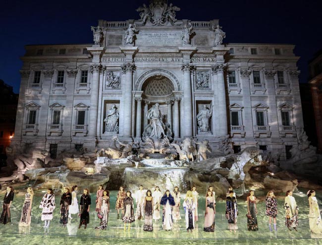 Fendi, i 90 anni alla Fontana di Trevi. Le modelle sfilano sull’acqua Fendi, i 90 anni alla Fontana di Trevi. Le modelle sfilano sull’acqua