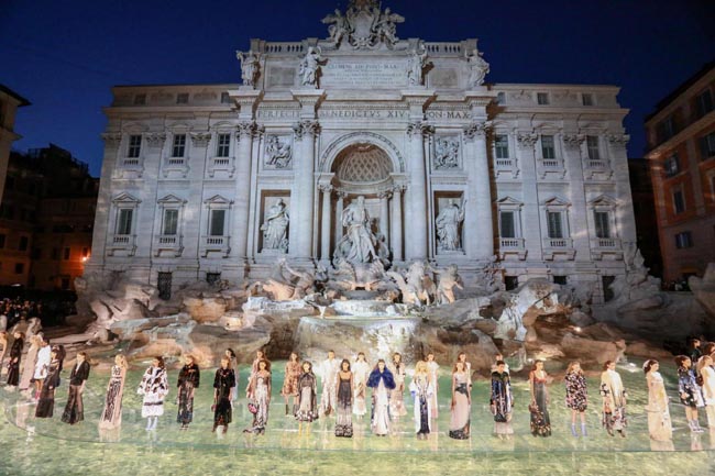 Fendi, i 90 anni alla Fontana di Trevi. Le modelle sfilano sull’acqua Fendi, i 90 anni alla Fontana di Trevi. Le modelle sfilano sull’acqua