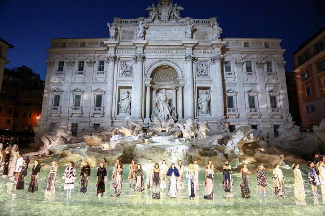 Fendi, i 90 anni alla Fontana di Trevi. Le modelle sfilano sull’acqua Fendi, i 90 anni alla Fontana di Trevi. Le modelle sfilano sull’acqua