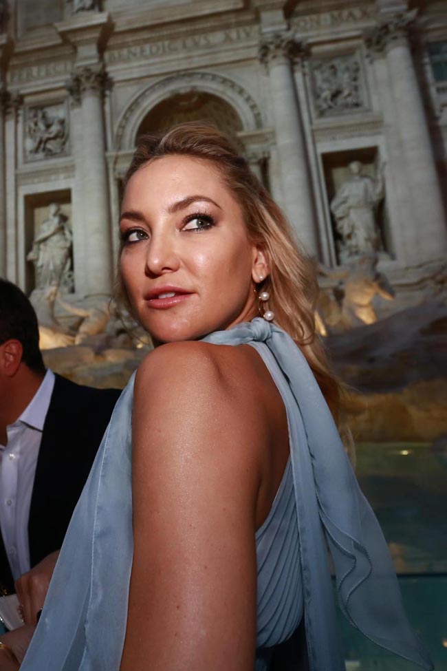 Fendi, i 90 anni alla Fontana di Trevi. Le modelle sfilano sull’acqua Fendi, i 90 anni alla Fontana di Trevi. Le modelle sfilano sull’acqua