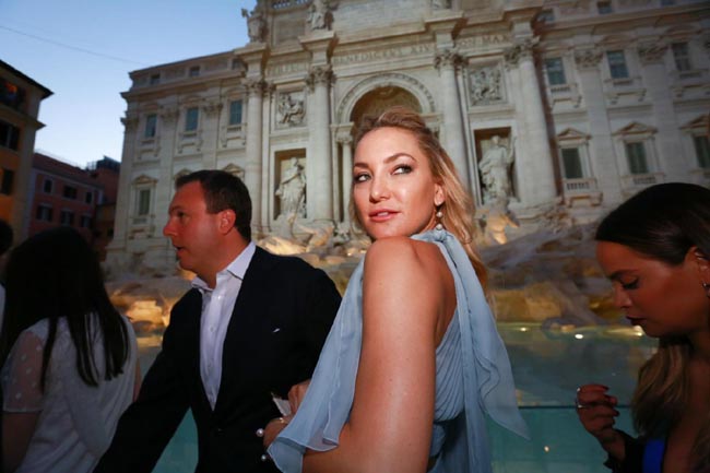Fendi, i 90 anni alla Fontana di Trevi. Le modelle sfilano sull’acqua Fendi, i 90 anni alla Fontana di Trevi. Le modelle sfilano sull’acqua