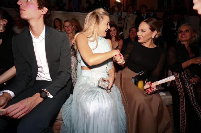 Fendi, i 90 anni alla Fontana di Trevi. Le modelle sfilano sull’acqua Fendi, i 90 anni alla Fontana di Trevi. Le modelle sfilano sull’acqua