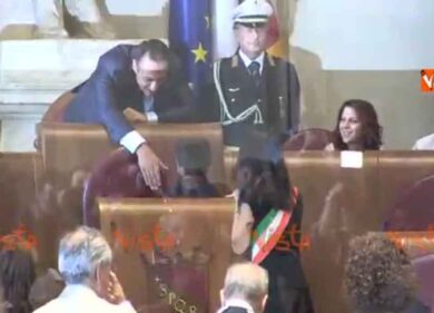 Il figlio della Raggi sale sullo scranno da sindaco