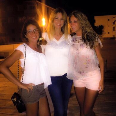Adriana Volpe scalda l’estate con le sue foto su Facebook…