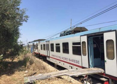 Scontro tra due treni in Puglia: morti e feriti