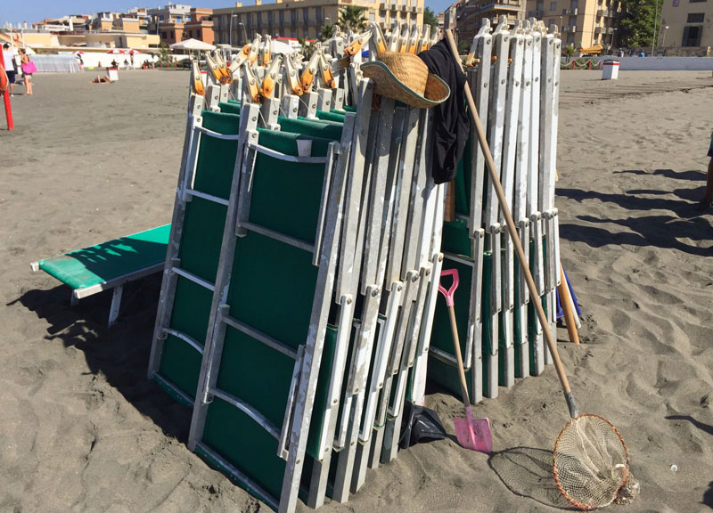 Ostia, spunta uno stabilimento abusivo nella spiaggia libera Ostia, spunta uno stabilimento abusivo nella spiaggia libera