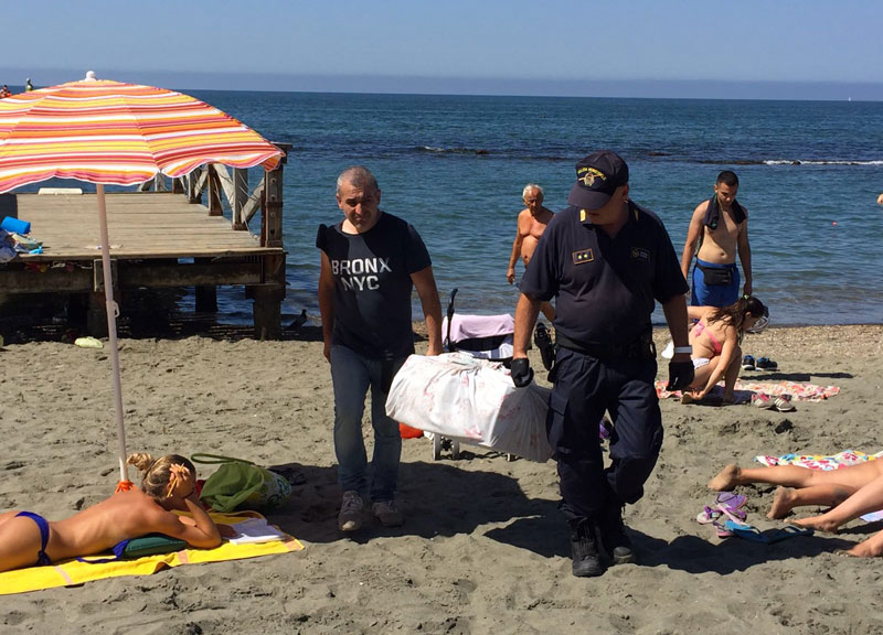 Ostia, spunta uno stabilimento abusivo nella spiaggia libera Ostia, spunta uno stabilimento abusivo nella spiaggia libera