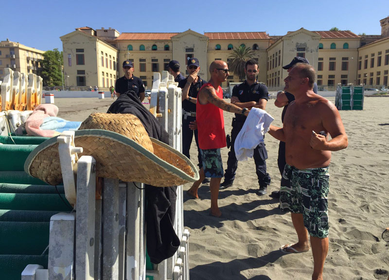 Ostia, spunta uno stabilimento abusivo nella spiaggia libera Ostia, spunta uno stabilimento abusivo nella spiaggia libera
