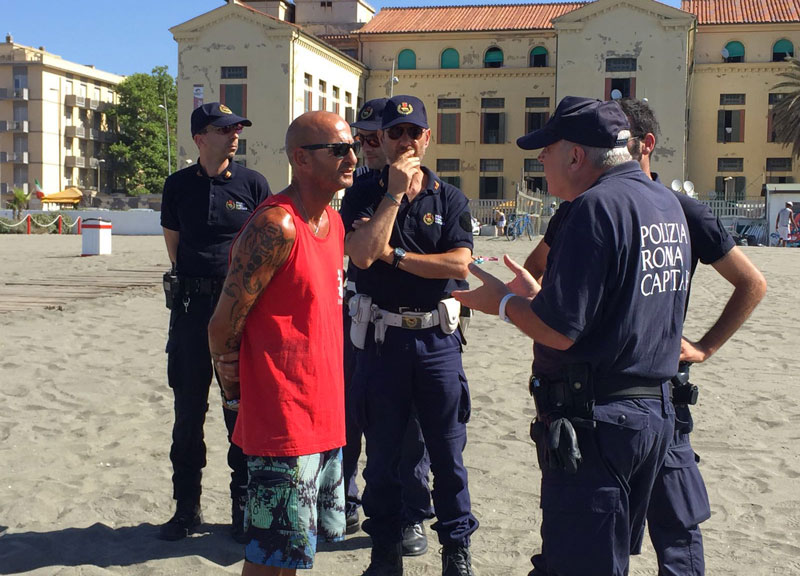 Ostia, spunta uno stabilimento abusivo nella spiaggia libera Ostia, spunta uno stabilimento abusivo nella spiaggia libera