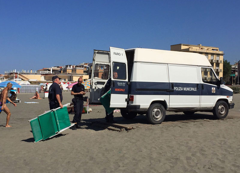 Ostia, spunta uno stabilimento abusivo nella spiaggia libera Ostia, spunta uno stabilimento abusivo nella spiaggia libera