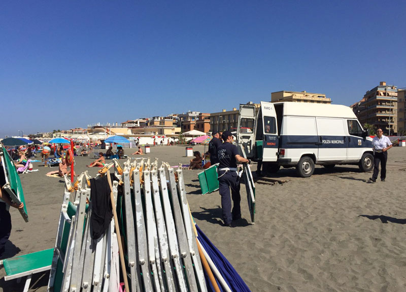Ostia, spunta uno stabilimento abusivo nella spiaggia libera Ostia, spunta uno stabilimento abusivo nella spiaggia libera