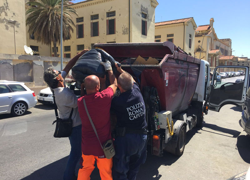 Ostia, spunta uno stabilimento abusivo nella spiaggia libera Ostia, spunta uno stabilimento abusivo nella spiaggia libera
