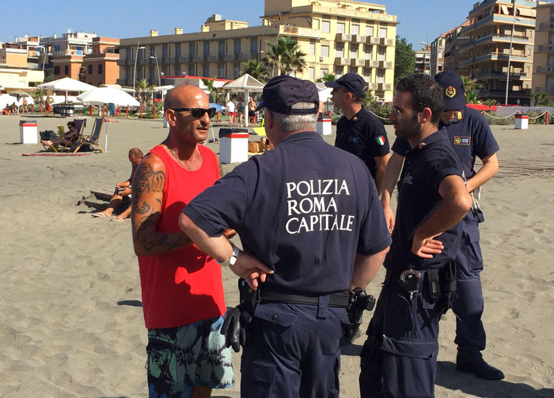 Ostia, spunta uno stabilimento abusivo nella spiaggia libera Ostia, spunta uno stabilimento abusivo nella spiaggia libera